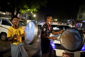 Anak-anak muda memukul panci di Yangon, Myanmar, pada 4 Februari 2021, sebagai unjuk protes terhadap kudeta militer di negeri itu. (REUTERS/STRINGER)