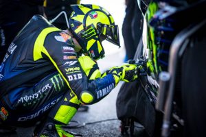 Valentino Rossi dari Italia dan Monster Energy Yamaha MotoGP dengan ritualnya sebelum balapan terakhirnya untuk Tim Pabrik Yamaha saat MotoGP Portugal di Algarve Motor Park pada 22 November 2020 di Portimao, Portugal. (Foto oleh Steve Wobser / Getty Images)