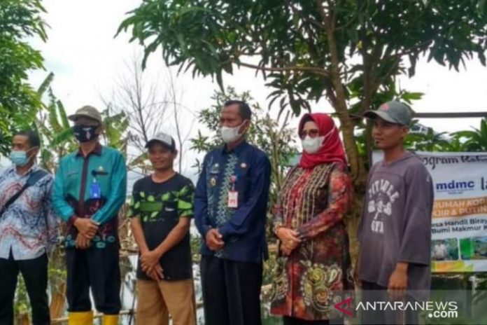 Bupati HM Sukamta bersama Ketua Tim Penggerak PKK Tanah Laut Hj Nurul Hikmah Sukamta meninjau Rehabilitasi rumah milik M Yani dan Sarkani di Desa Handil Birayang Bawah Kecamatan Bumi Makmur, Kamis (4/2).Foto:Antaranews Kalsel/Diskominfo Tanah Laut.