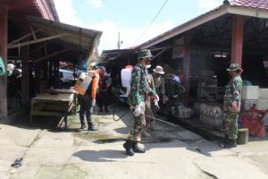 Petugas gabungan semprot pasar di Tabalong untuk mengendalikan penyebaran Covid-19. (antara)