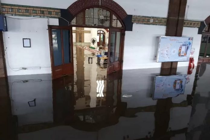 Banjir melanda Stasiun Tawang Semarang, Jawa Tengah, Sabtu (6/2/2021). (ANTARA/HO-Humas KAI Daop 4 Semarang)