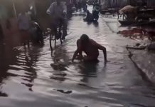 Warga Sungai Tabuk Ramai-ramai Sikat Jalan Licin Berlumut Akibat Banjir