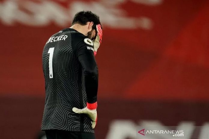 Ekspresi kiper Liverpool Alisson Becker setelah blundernya berujung gol ketiga Manchester City yang dicetak Raheem Sterling dalam lanjutan Liga Inggris di Stadion Anfield, Liverpool, Inggris, Minggu (7/2/2021) waktu setempat. (ANTARA/REUTERS/POOL/Jon Super)