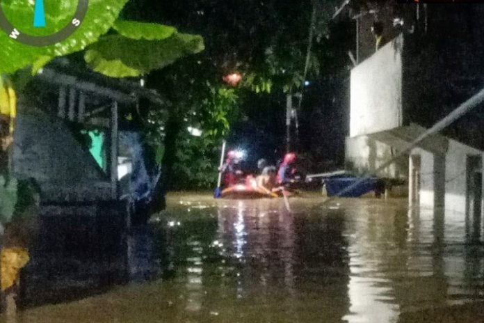 Petugas Damkar Sektor IX Pasar Minggu Kota Jakarta Selatan mengevakuasi warga Kelurahan Pejaten Timur, Kota Jakarta Selatan menggunakan perahu karet, Senin (8/2/2021) (ANTARA/HO-Instagram Humasjakfire)