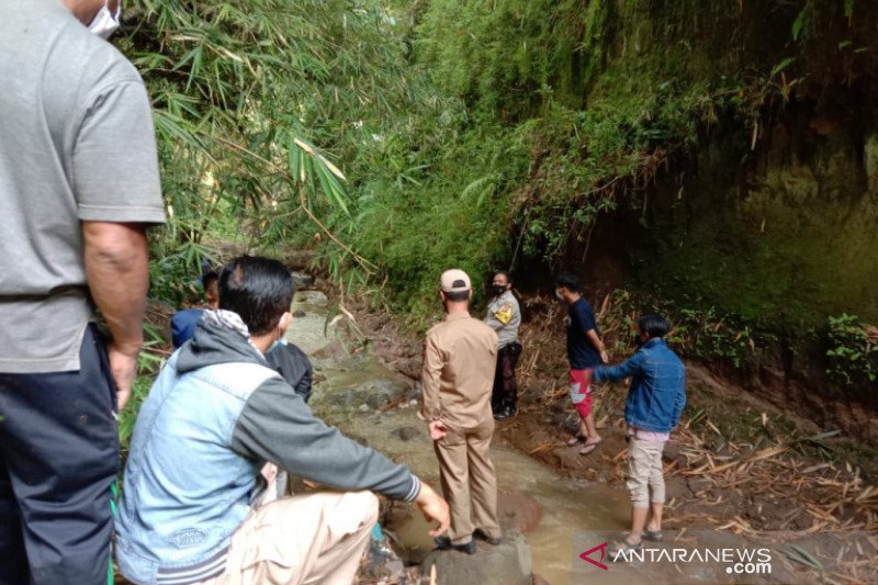 Polisi dan warga menunjukkan lokasi penemuan jasad seorang perempuan di Sungai Cimalaka, Kampung Muncang Lega, Desa Tegalpanjang, Kecamatan Sucinaraja, Jumat (5/2/2021). (ANTARA/HO-Polres Garut)