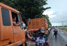 Sopir Terjebak Macet di Jalan Gubernur Syarkawi Hingga 3 Hari, Relawan Bagikan Nasi Bungkus
