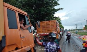 Relawan MG Elang Utara membagikan nasi bungkus untuk sopir yang terjebak macet di Jalan Gubernur Syarkawi. (IG @mg.elang_utara)
