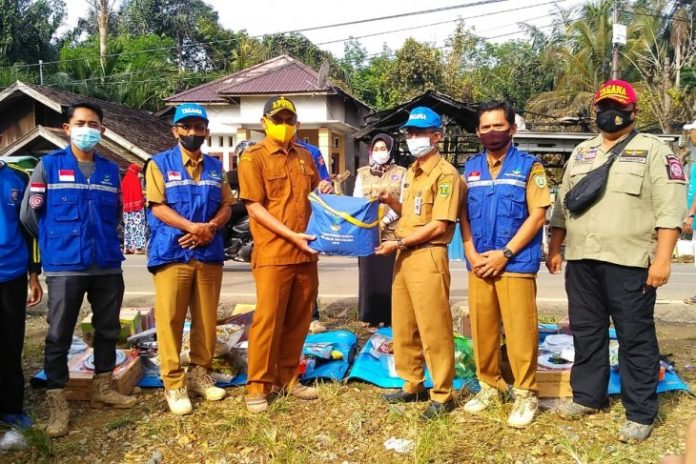 enyerahan bantuan bagi korban kebakaran di Desa Tanta Hulu Kabupaten Tabalong. Foto Antaranews.Kalsel/ist (Istimewa)