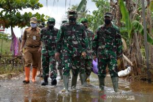 Danrem 101/Antasari Brigjen TNI Firmansyah menyerahkan langsung bantuan paket sembako untuk korban terdampak banjir di Kecamatan Mandastana, Kabupaten Barito Kuala. (ANTARA/Firman)