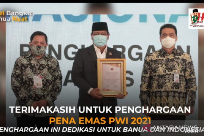 Gubernur Kalsel, H Sahbirin Noor, menerima penghargaan Pena Emas dari PWI Pusat, diapit Wakil Gubernur DKI Riza Patria dan Sekjen PWI Pusat, mirza Zulhadi. (antara)