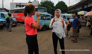 Hasnaeni Moein (berkerudung) saat melakukan kunjungan ke salah satu wilayah di Jakarta pada 2016 yang lalu. (IG @jakartaemas)