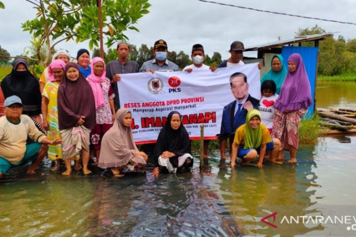 Kunjungan anggota DPRD Kalsel ke warga terdampak banjir di Kabupaten Tanah Laut. (istimewa via antara)