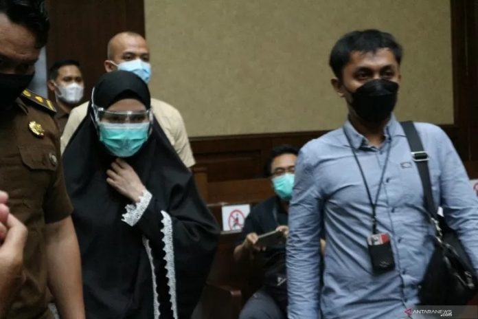 Jaksa Pinangki Sirna Malasari menjalani sidang pembacaan vonis di pengadilan Tipikor Jakarta pada Senin (8/2). Pinangki divonis 10 tahun penjara ditambah denda Rp600 juta subsider 6 bulan kurungan. (Desca Lidya Natalia)