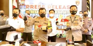 Polda Jateng menunjukkan barang bukti berupa kartu dan perangkat menyedot pulsa. (Tribrata Polri)