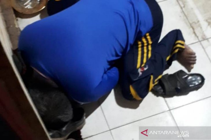Posisi Abdusaani (65) saat ditemukan meninggal dunia di rumahnya. (istimewa via antara)