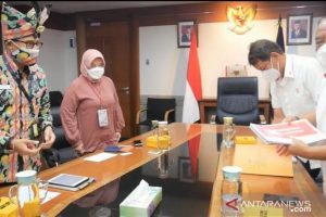 Menteri Pariwisata dan Ekonomi Kreatif (Menparekraf) Sandiaga Uno (kiri) dalam pertemuan bersama Ketua Umum KONI Pusat Marciano Norman di Kantor Kemenparekraf, Jakarta, Selasa (9/2/2021). (ANTARA/HO-KONI Pusat)