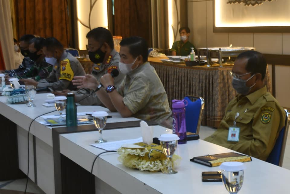 Walikota Banjarmasin, H Ibnu Sina, memberikan pengarahan kepada Satgas Normalisasi Sungai. (Diskominfotik Banjarmasin)