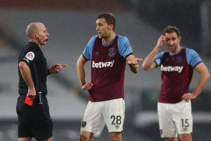 Pemain West Ham Tomas Soucek diberi kartu merah oleh wasit Mike Dean di laga Liga Premier melawan Fulham di Craven Cottage, London. (6/2/2021) (Pool via Reuters/Clive Rose)