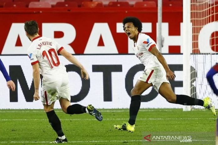 Bek Sevilla Jules Kounde (kanan) melakukan selebrasi bersama Ivan Rakitic seusai mencetak gol ke gawang Barcelona dalam leg pertama babak semifinal Copa del Rey di Stadion Ramon Sanchez Pizjuan, Sevilla, Spanyol, Rabu (10/2/2021) waktu setempat. (ANTARA/REUTERS/Marcelo del Pozo)