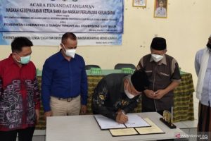 Bupati HST saat menandatangani MoU program Merdeka Belajar Kampus Merdeka (MBKM) (Antaranews Kalsel/M Taupik Rahman)