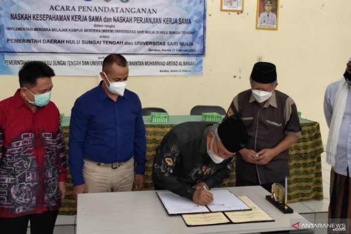 Bupati HST saat menandatangani MoU program Merdeka Belajar Kampus Merdeka (MBKM) (Antaranews Kalsel/M Taupik Rahman)