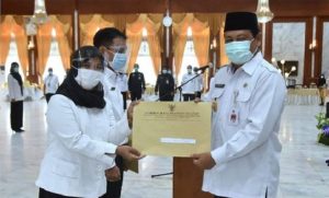 Gubernur Sahbirin Noor menyerahkan SK kepada perwakilan PPPK. (Setdaprov Kalsel)