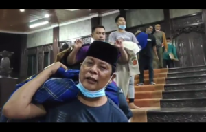 H Sahbirin Noor mengangkut barang-barang meninggalkan kediaman resmi Gubernur Kalsel. (@pamanbirin.bergerak)