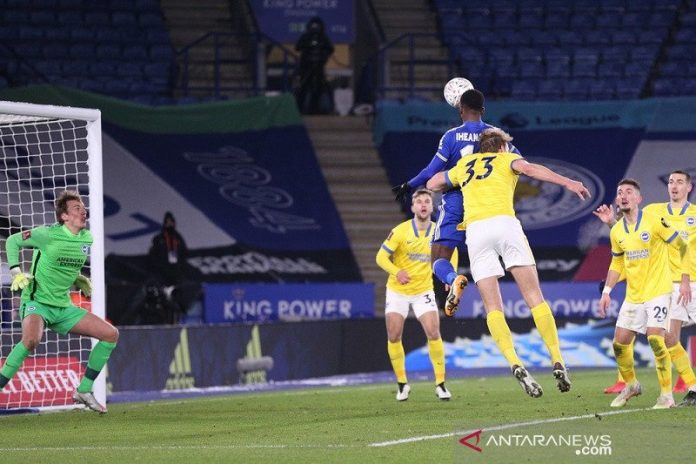 Penyerang Leicester City Kelechi Iheanacho (atas) mencetak gol sundulan untuk mengunci kemenangan atas Brighton & Hove Albion dalam laga putaran kelima Piala FA di Stadion King Power, Leicester, Inggris, Rabu (10/2/2021) waktu setempat. (ANTARA/REUTERS/POOL/Alex Pantling)