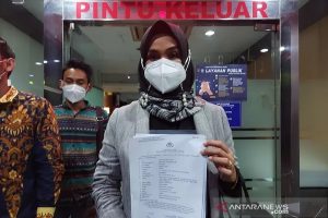 Advokat dan pegiat SAMINDO-SETARA Institute Disna Riantina perlihatkan surat laporan polisi terhadap Aisha Wedding di Polda Metro Jaya, Rabu (10/2/2021). ANTARA/Fianda Sjofjan Rassat/aa.