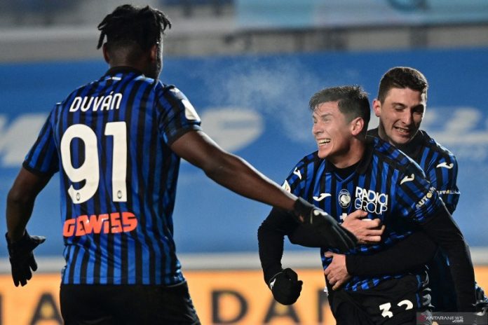 Gelandang Atalanta Matteo Pessina (kedua dari kanan) merayakan gol yang dicetaknya ke gawang Napoli pada pertandingan leg kedua semifinal Piala Italia yang dimainkan di Stadion Gewiss, Bergamo, Rabu (10/2/2021). (ANTARA/AFP/MIGUEL MEDINA)