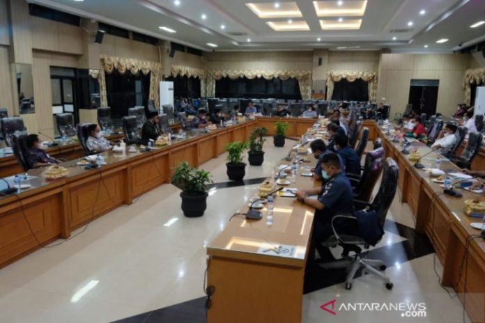 Rapat Komisi III DPRD Kalsel dengan stakeholder termasuk Dirlantas Polda Kalsel pada Rabu 10 Februari malam. (antara)