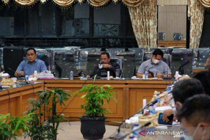 Suasana rapat gabungan Komisi III DPRD Kalsel bersama stakeholder di Banjarmasin, Rabu (10/2) malam membahas masalah transportasi di provinsi tersebut yang terkendala pascabencana banjir beberapa waktu lalu. (antara)