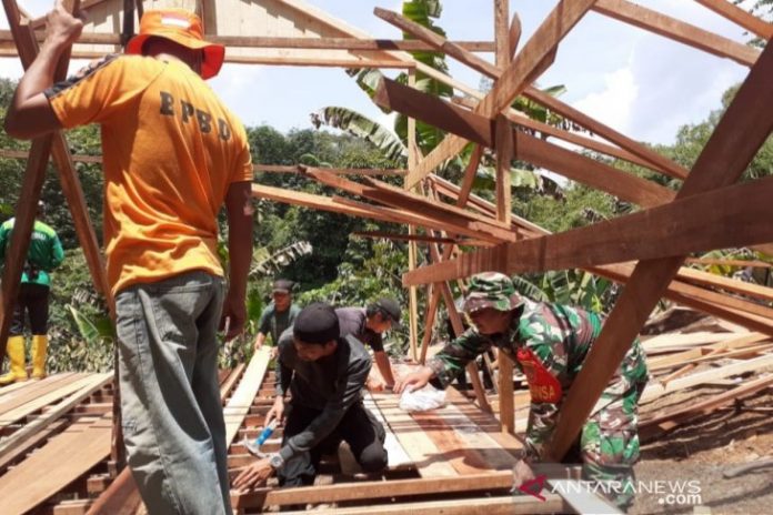 Jajaran relawan gabungan saat bergotong royong membangunkan rumah Lia bocah yatim piatu yang selamat dari longsor di Desa Patikalain, HST (Antaranews Kalsel/M Taupik Rahman)