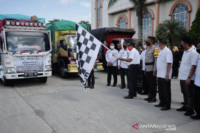 Wakil Bupati Penajam Paser Utara Hamdam melepas keberangkatan 10 truk pengangkut bantuan untuk korban bencana banjir di Kalimantan Selatan, Rabu (Antaranews Kaltim/Bagus Purwa)