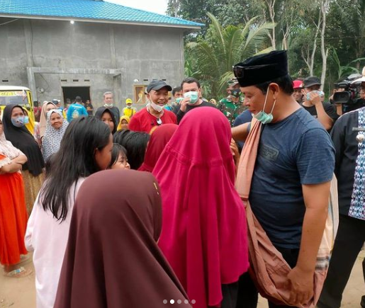 Gubernur Sahbirin Noor mengunjungi korban banjir di Hulu Sungai Tengah. (IG @pamanbirin.bergerak)