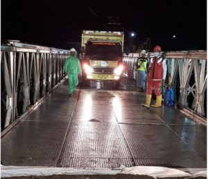 Jembatan bailey Mataraman saat dipantau Gubernur Sahbirin Noor Kamis malam. (IG @pamanbirin.bergerak)