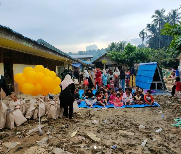Korban banjir di Hulu Sungai Tengah bersiap menyambut kedatangan Gubernur H Sahbirin Noor. (IG @pamanbirin.bergerak)