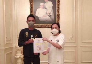 CEO Barito Putera, Hasnuryadi Sulaiman, menyerahkan kontrak kepada Bayu Pradana. (Barito Putera)