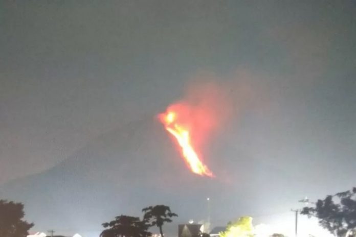 Gunung Sinabung di Kabupaten Karo, Sumatera Utara, kembali erupsi. (HO via antara)