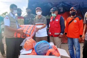 Hasanuddin Murad menyerahkan bantuan pribadi untuk korban banjir di Kabupaten Barito Kuala. (Humas Batola)