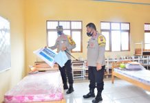 Keluar Masuk RT 02 Desa Banyu Hirang Amuntai Selatan Dipasang Portal, Dijaga TNI-Polri