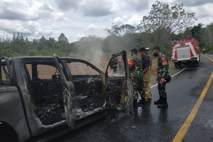 Mobil petugas kehutanan Putussibau Utara terbakar di sekitar lokasi aktivitas ilegal logging di Kecamatan Putussibau Utara wilayah Kapuas Hulu Kalimantan Barat, Sabtu (13/2/2021). (FOTO ANTARANEWS/Timotius)