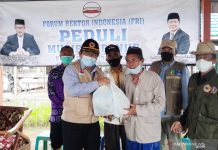 Forum Rektor Indonesia Gelontor Rp100 Juta untuk Korban Banjir Kurau