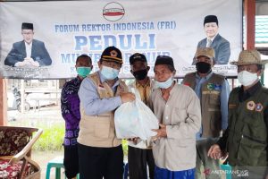 Prof Sutarto Hadi menyerahkan paket sembako kepada salah seorang warga Kurau, Kabupaten Tanah Laut. (antara)