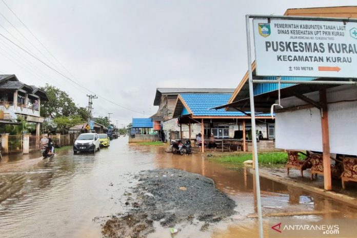 Salah satu kawasan di Kecamatan Kurau, Tanah Laut, pada Sabtu 13 Februari 2021 terpantau masih digenangi air. (antara)