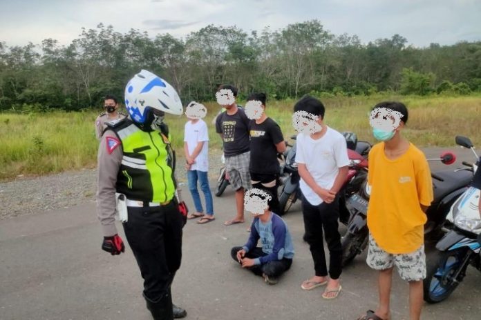 Anak di bawah umur balapan liar di Balangan. (antara)