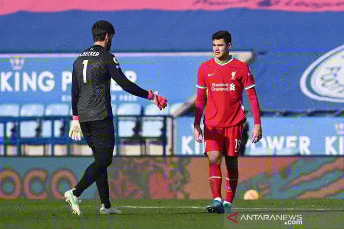 Ekspresi kecewa kiper Liverpool Alisson Becker (kiri) dan bek Ozan Kabak setelah blunder mereka berujung gol penyerang Leicester City Jamie Vardy dalam lanjutan Liga Inggris di Stadion King Power, Leicester, Inggris, Sabtu (13/2/2021). (ANTARA/REUTERS/POOL/Michael Regan)