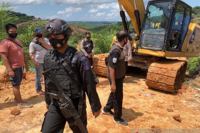 Excavator diamankan polisi dari tambang emas liar di Kaltara. (antara)