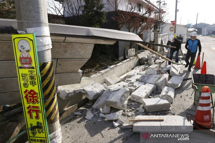 Dinding yang runtuh akibat gempa bumi yang kuat digambarkan di Kunimi, Prefektur Fukushima, Jepang pada tanggal 14 Februari 2021 dalam foto ini diambil oleh Kyodo. ANTARA/Kyodo via REUTERS/pri. (REUTERS/KYODO)