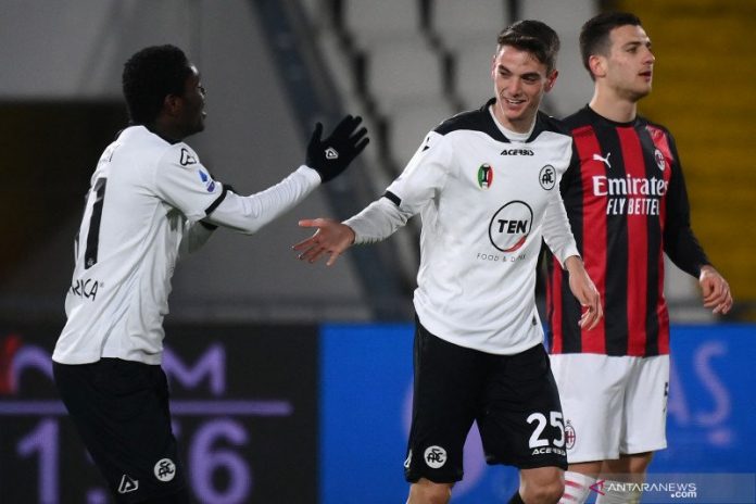 Gelandang Spezia Giulio Maggiore (tengah) merayakan gol yang dicetaknya ke gawang AC Milan bersama Emmanuel Gyasi (kiri) pada pertandingan Liga Italia yang dimainkan di Stadion Alberto Picco, La Spezia, Sabtu (13/2/2021). (ANTARA/AFP/MARCO BERTORELLO)